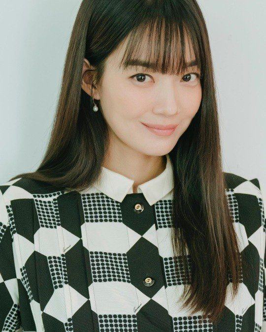 Shin Min-ah looks much younger with bangs in her new profile photo