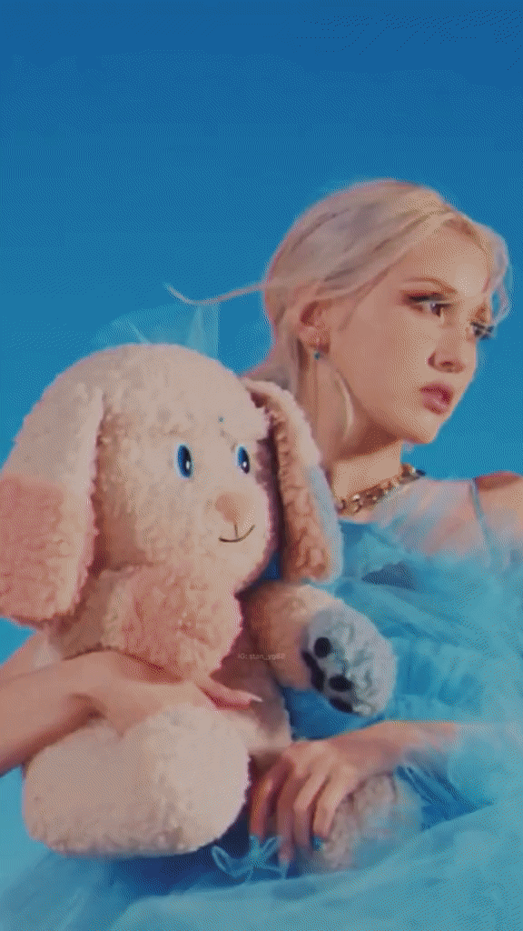 SOLO's signature choreography is used by Somi in her latest MV