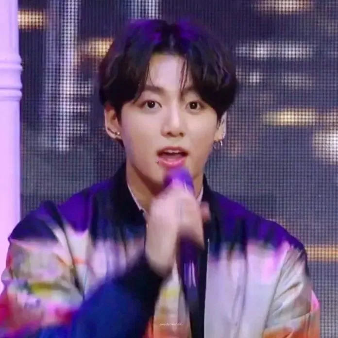 No matter what Jungkook does, he's handsome regardless. (Photo: Internet)
