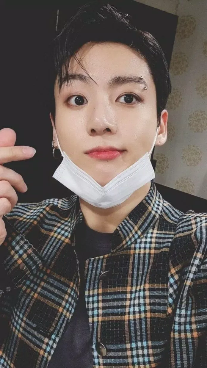 Jungkook has publicly confirmed that he pierced his eyebrows. (Photo: Internet)