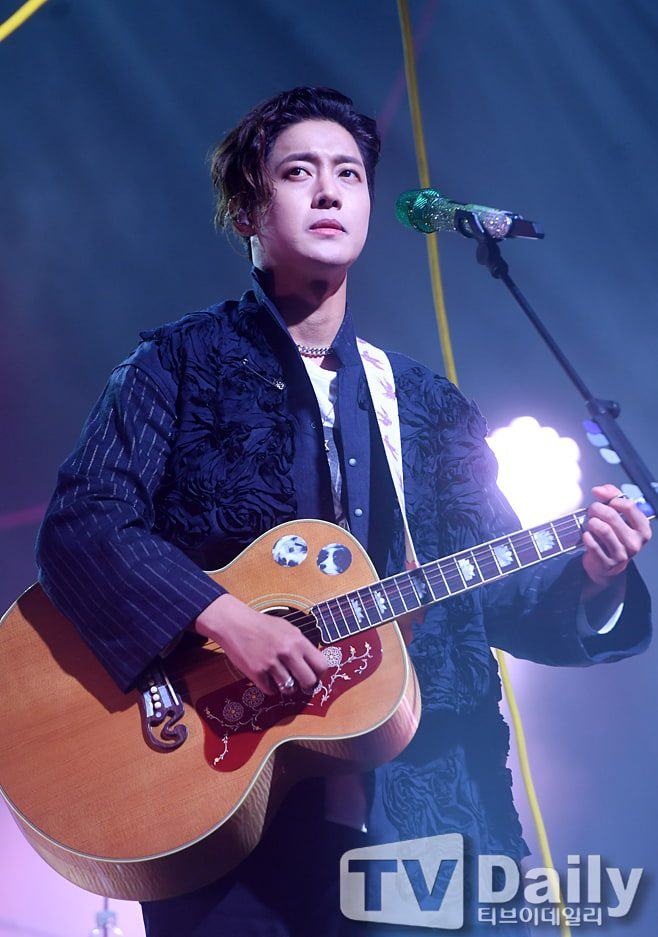 Kim Hyun-joong wowed fans with his unchanged visuals in recent online concert