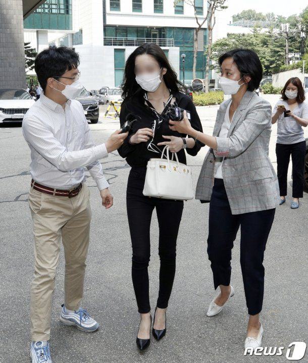 Han Seo-hee answering reporters' questions before responding to the prosecution's investigation at the Central District Prosecutors' Office in Seocho-gu, Seoul on the morning of the 23rd. June 23, 2020 (Photo by News 1)
