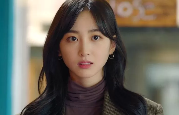 cheerful ending A girl group member has to work part-time at cafés, unable to go on stages due to the pandemic aftermath