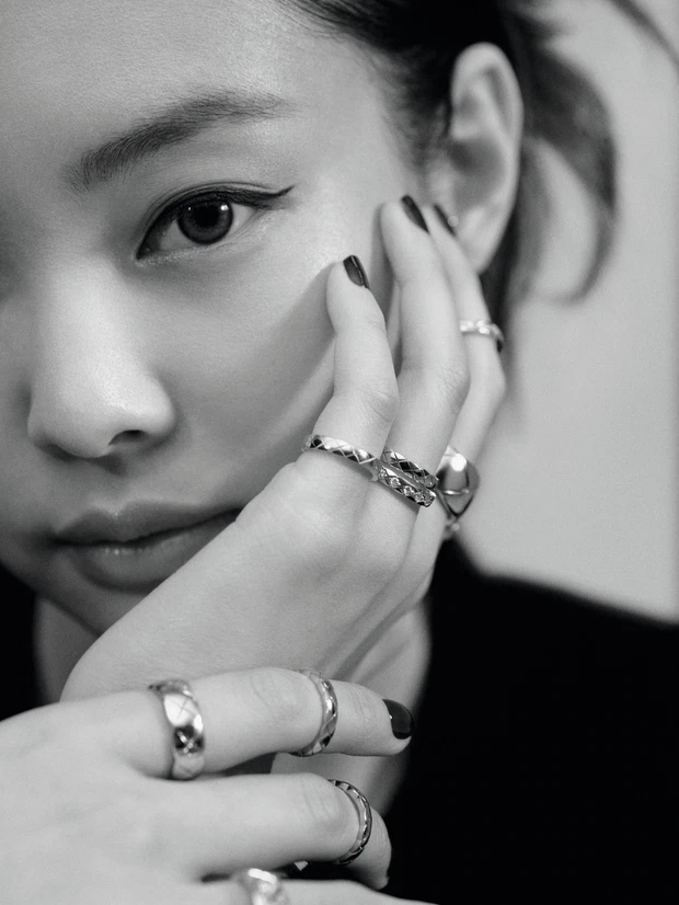 In a black and white shot, Jennie shows her iconic charm: exquisite, attractive beauty of a mature woman and the stylish, refreshing vibes of a girl in her 20s. Wearing Chanel's signature engraved rings, glossy black nails, sharp eyeliner, Jennie makes it impossible for everyone to take their eyes off her.
