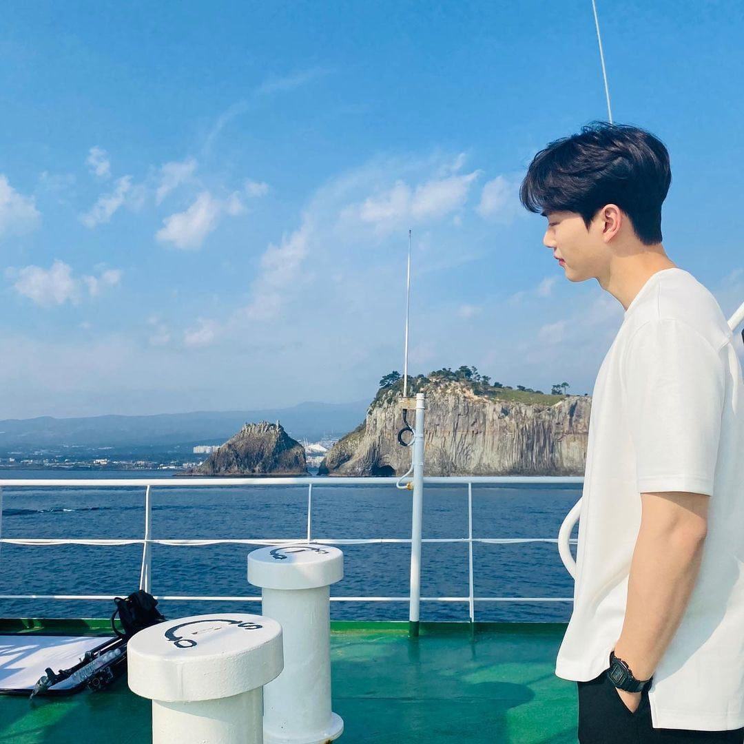 Song Kang immediately took some check-in photos with the beautiful view and posted them on his Instagram
