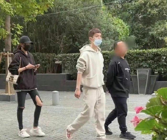 Lots of photos taken Luhan and Guan Xiaotong on their dates were released during the past few days