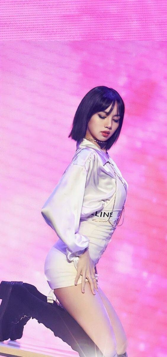 Her amazing body curve when Lisa shows off her dancing is so attractive
