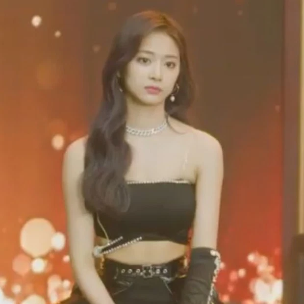 Tzuyu showed a sad face during a live broadcast in July
