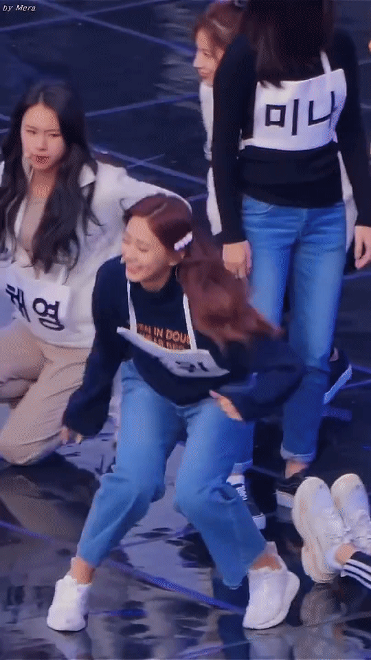 The female idol hastily ran to her place