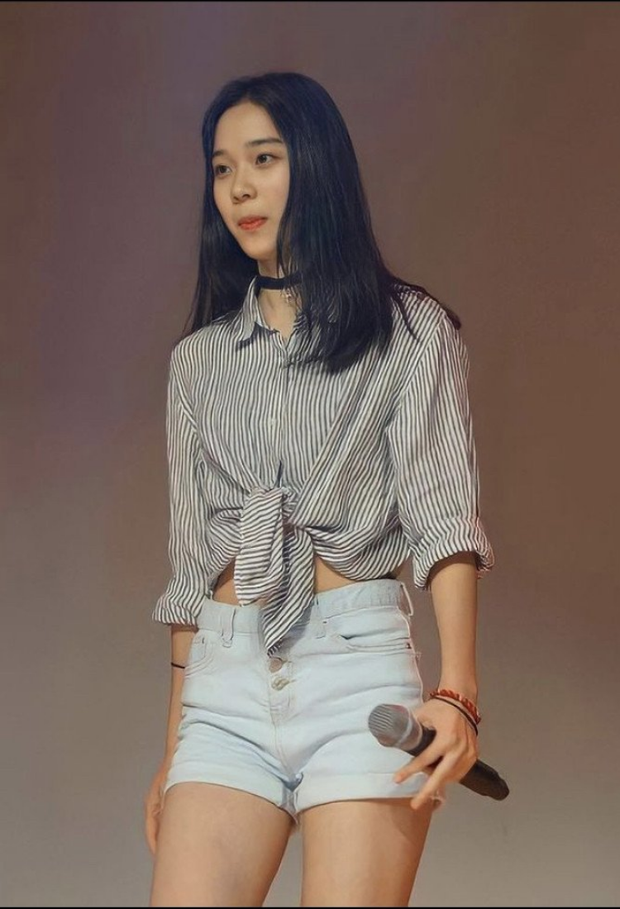 Winter stood out for her beauty even with a simple makeup look