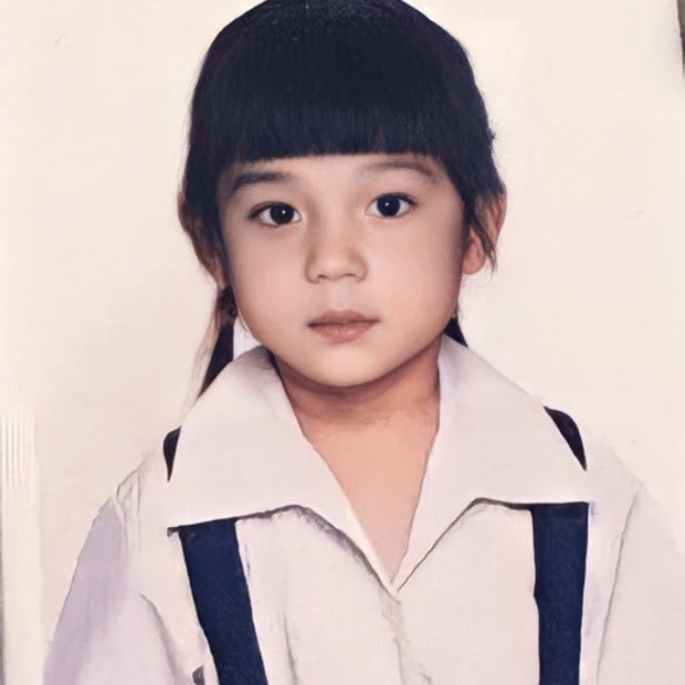 Back when she was a child, Winter already possessed lovely features, big round eyes and a pretty nose.