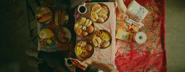 The grand table of food that Yong Ro brought to Soo Ho

