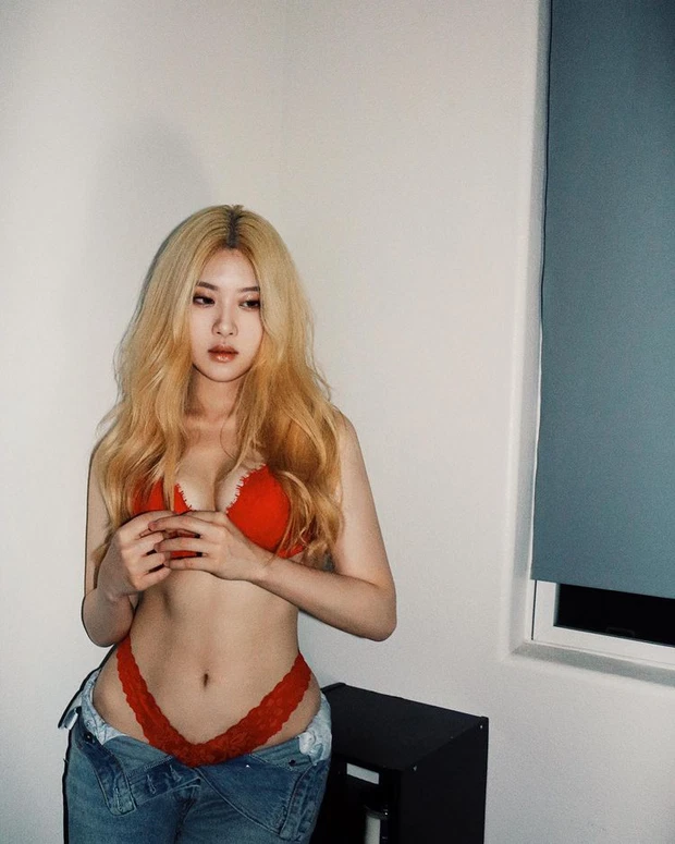 The girl has bright blonde hair and a face that resembles Rosé 90%. Possessing a hot body with wide hips, she shows off her body in extremely sexy red lingerie.