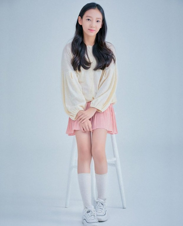 She's prettier in real life than on screen, she's also much taller.