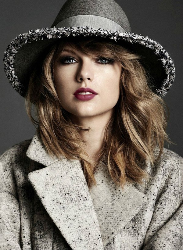 15th: Taylor Swift - 2,370 points
