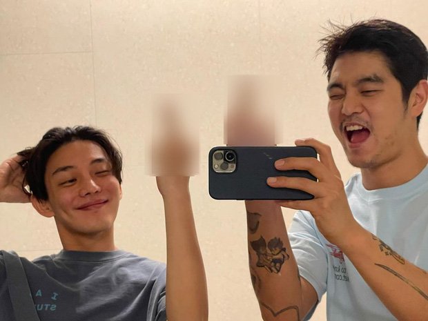 In a moment of excitement, the couple also raised their "middle finger", making netizens wonder about their intention. Is this a normal gesture or is there a hidden message that they want to send to haters?