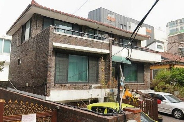 The old building was bought by Won Bin and tore down to build a new "castle" 