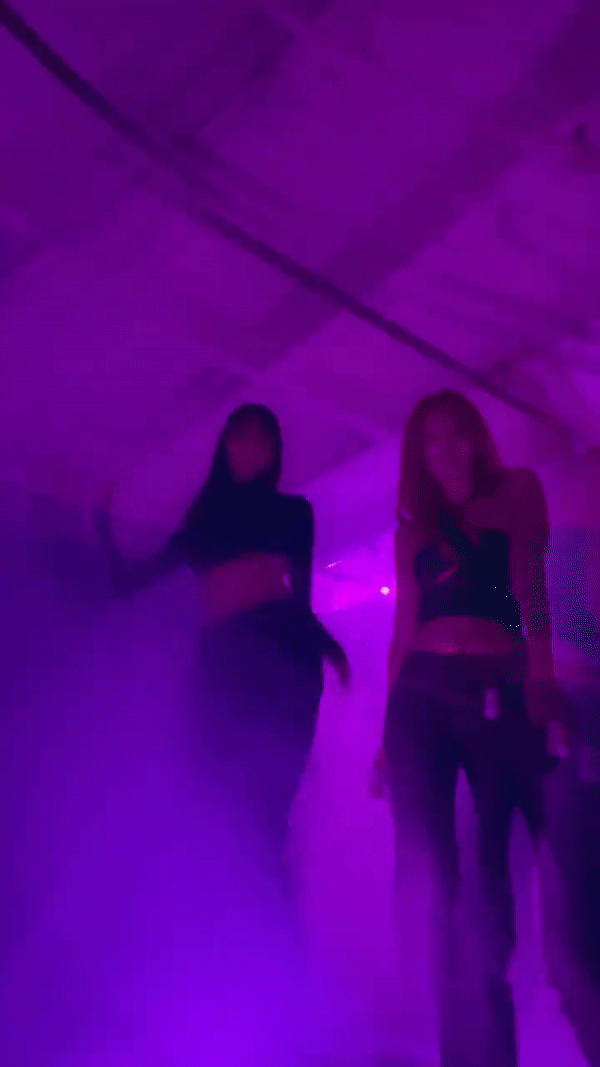 In particular, the BLACKPINK member wore a sexy crop top and skinny jeans which highlighted her curves. Her bright orange hair serves to draw even more attention. 