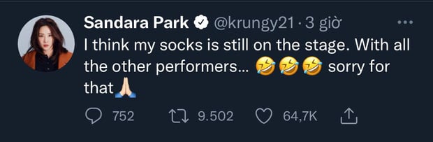 Not only her shoes, but Dara also lost her socks 