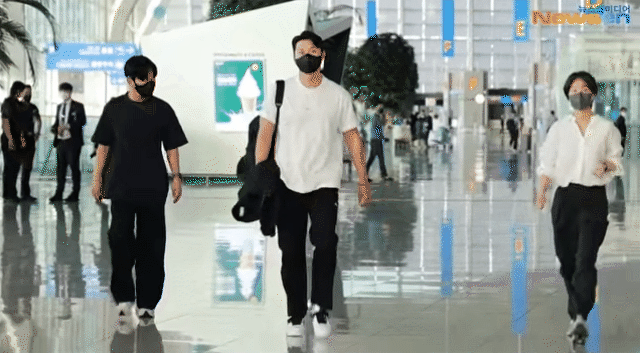 Hyun Bin stood out at the airport thanks to his tall, supermodel-like physique