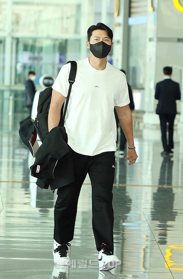 Hyun Bin only wore a basic white t-shirt and black pants but still managed to attract all eyes