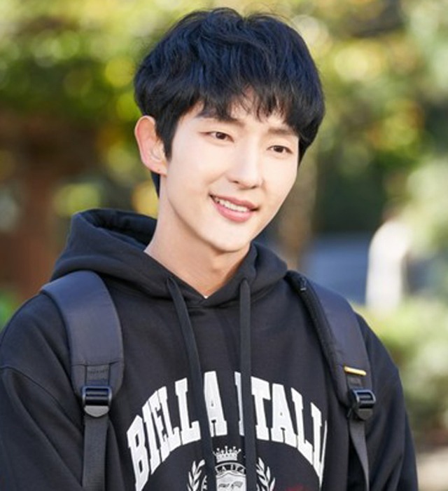 Lee Jun Ki Thanks to strong self-management, he will be able to appear as a college freshman wearing a hoodie in the SBS drama "Again My Life," 