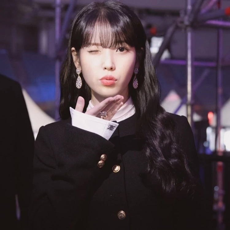 IU