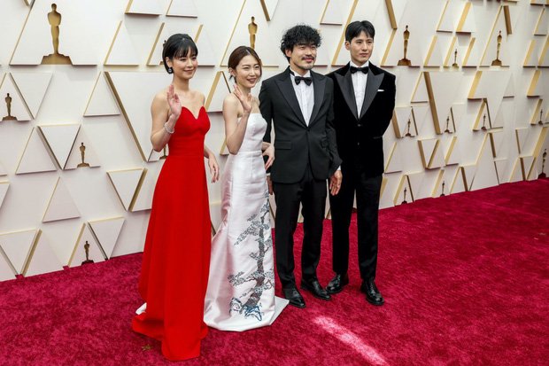 Few would have thought that the beauty who appeared with this all-Japanese crew is an actress from Korea