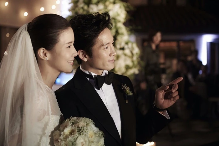 Ji Sung and Lee Bo Young are one of the hottest couples in the Korean entertainment industry.
