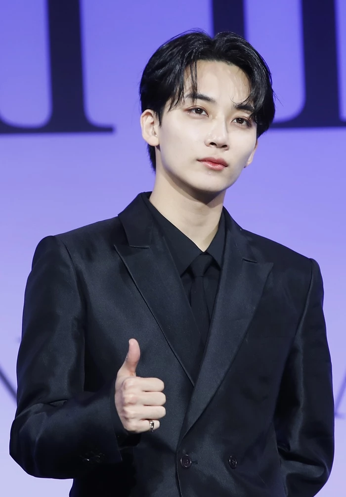 Seventeen Jeonghan