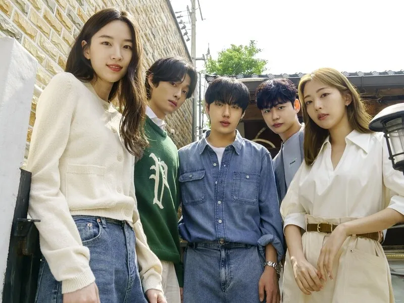 Her first major lead came in “Hope or Dope” (a.k.a “Juvenile Delinquency”) and its sequel, where she portrayed Kyung Da Jung, a troubled teen caught in a web of crime and survival. This emotionally charged role earned her widespread acclaim.

