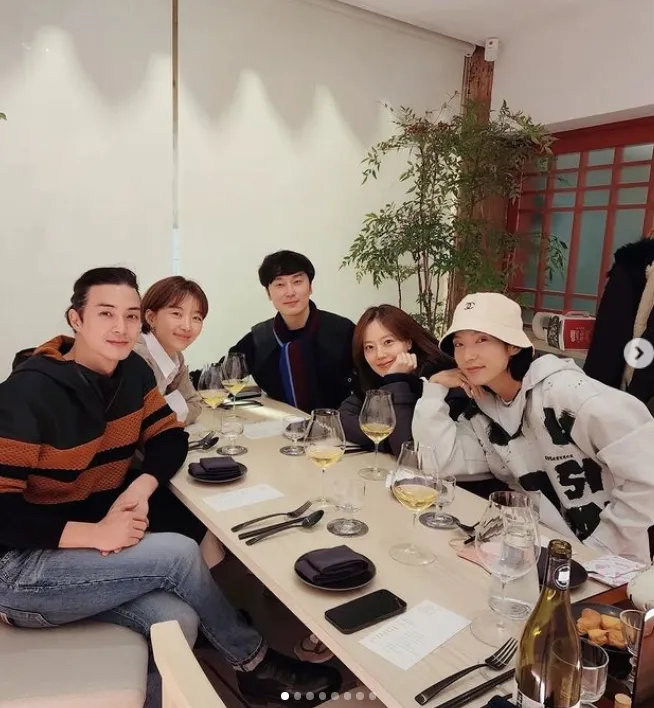 The photos showed actors such as Lee Joon Gi and Moon Chae Won, who worked together in the drama “Flower of Evil”, gathering together and having a good time in a friendly manner.