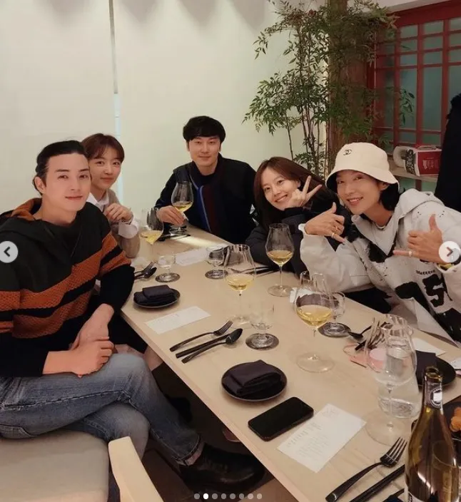 They enjoyed Christmas together by drinking wine and cutting Christmas cake.