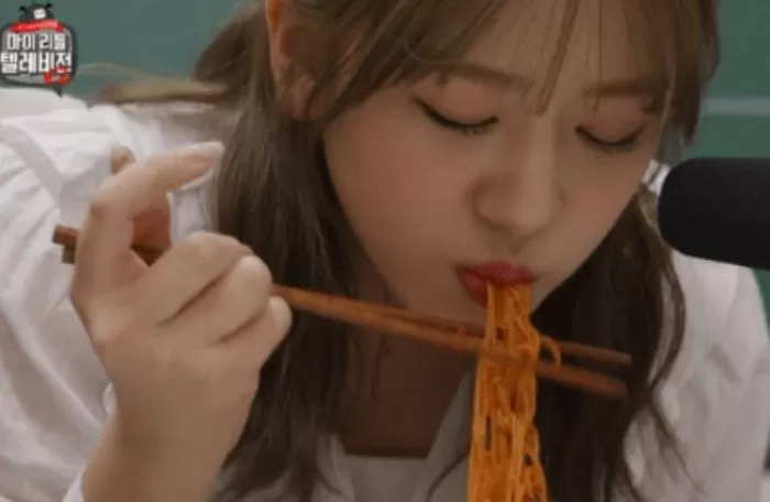Ahn Yu-jin eating