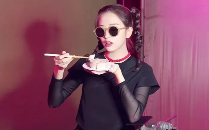 Ahn Yu-jin eating