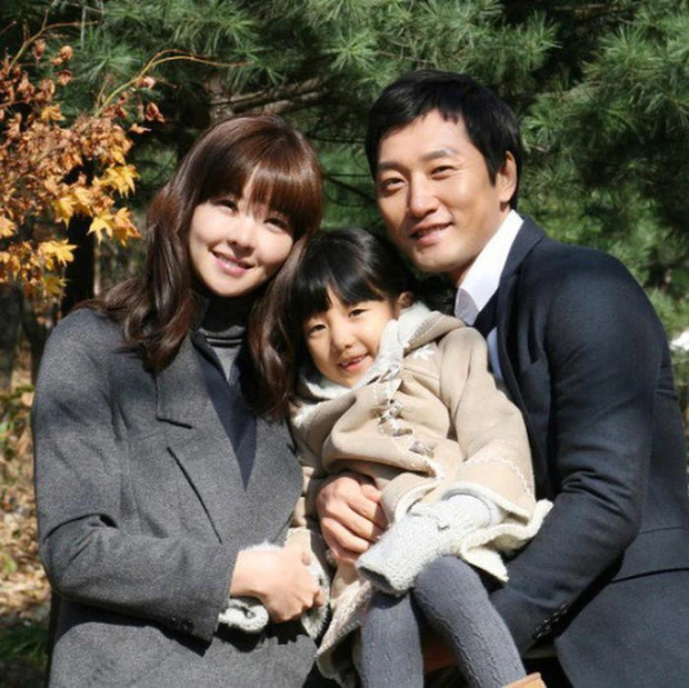 Song Sun Mi once had a happy family; yet, everything changed when her husband was murdered in 2017 