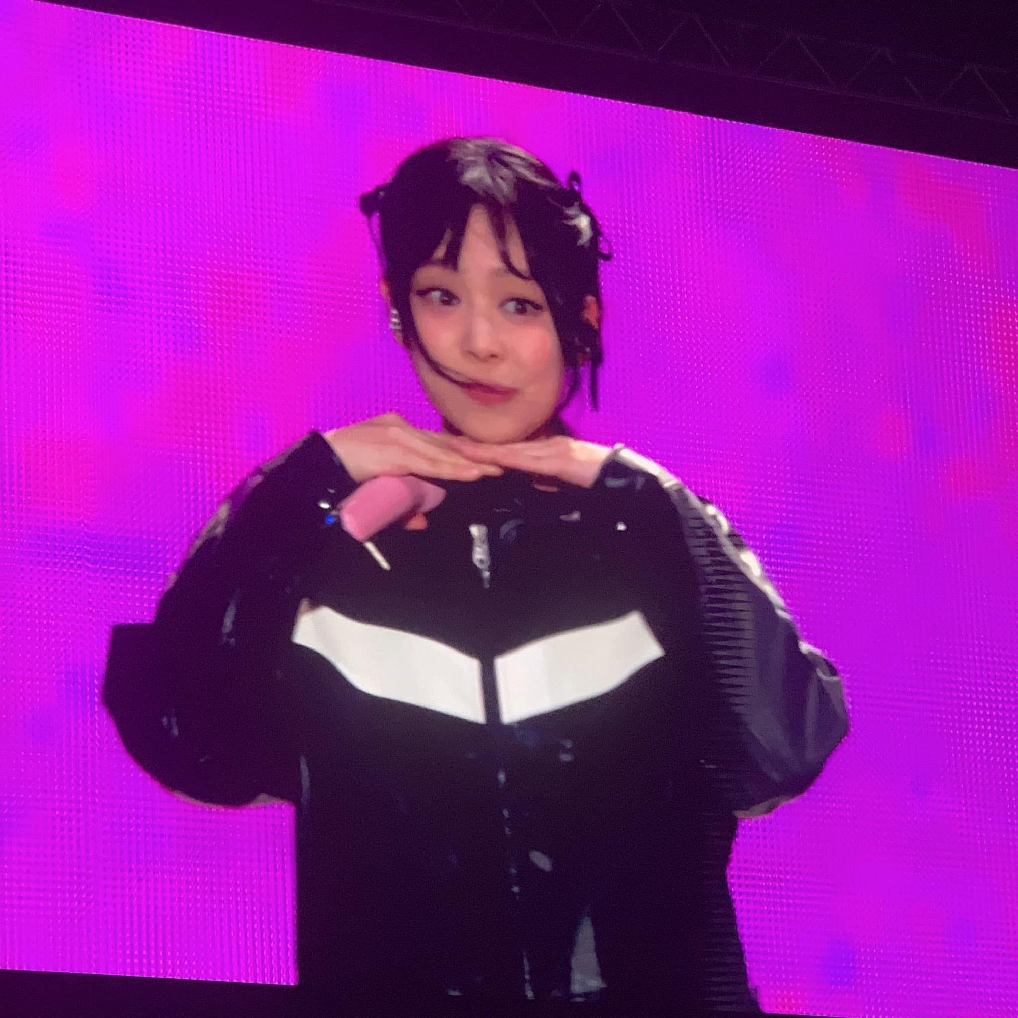 The female idol’s cute expression as fans celebrated her birthday