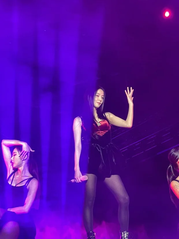 Jisoo’s sexy outfit for the stage of “Liar”