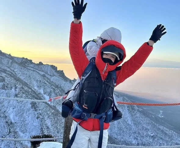 Lee Si Young hiking