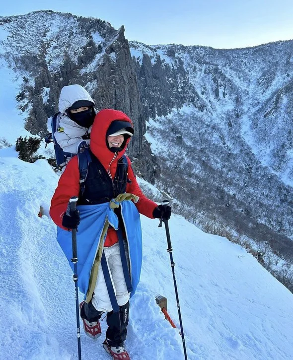 Lee Si Young hiking