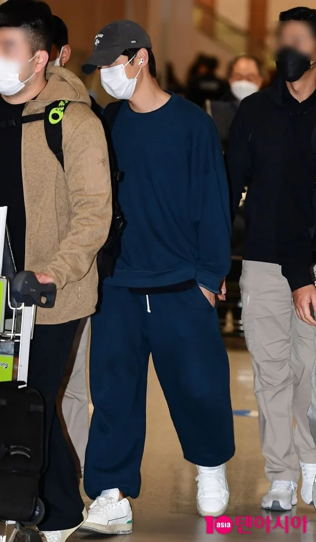 Song Joong Ki airport