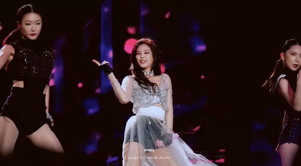 The female idol completely immersed herself in the stage 
