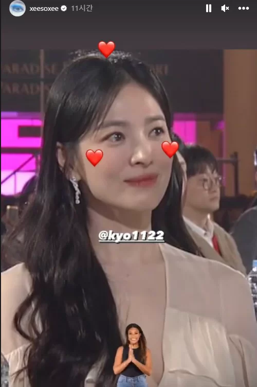 On her Instagram story, Han So Hee posted a photo of Song Hye Kyo with three hearts and a congratulatory emoji. Recently, the two have had frequent interactions and are going to work together in a drama soon, making fans excited.