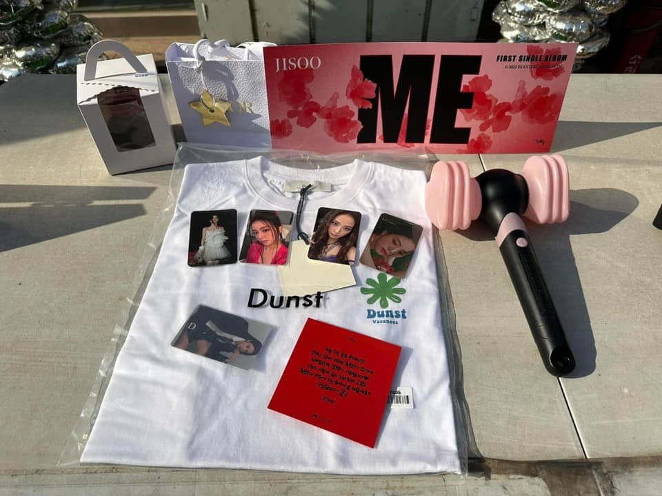 She prepared a T-shirt, a letter, and a photocard to gift her fans.
