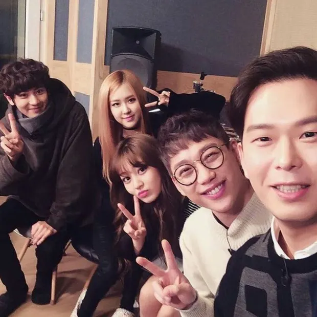 Chanyeol and Rosé took a photo together in 2016 during the preparation of a collaboration stage for SBS’s “Gayo Daejun” 