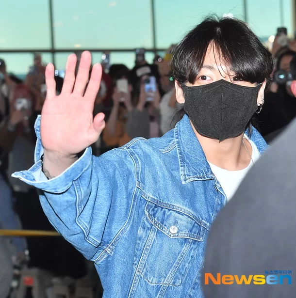 BTS Jungkook airport