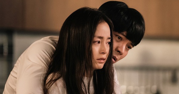 Studio Genie unveils new stills of Kim Tae Hee and Kim Sung Oh in “Lies