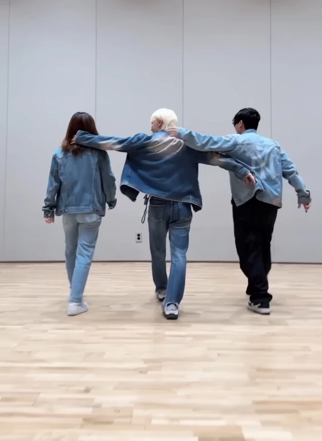 seventeen-dino-with-his-parents