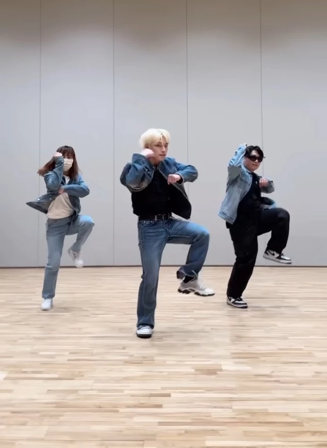 seventeen-dino-with-his-parents