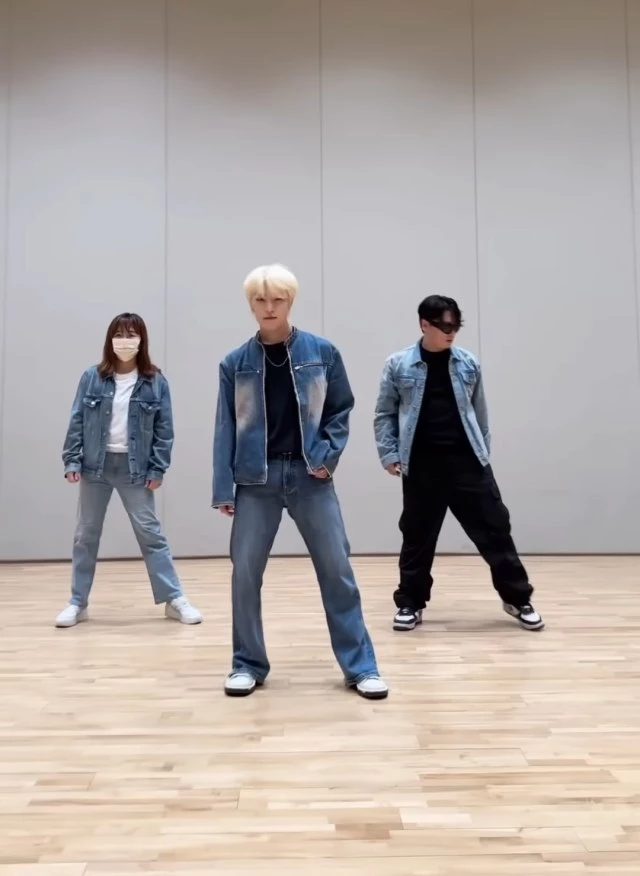 seventeen-dino-with-his-parents